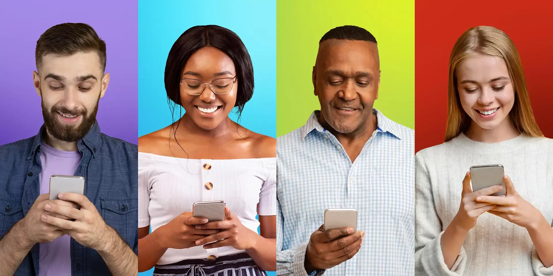 4 personen lachend op hun telefoon