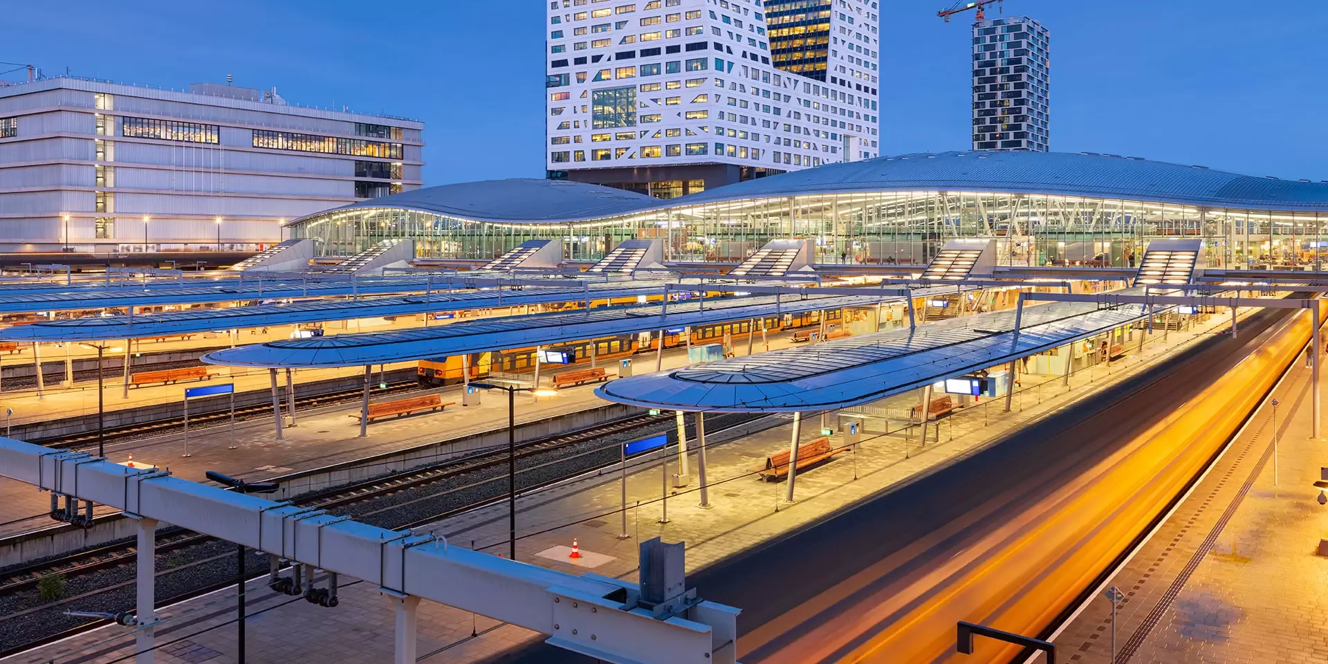Afbeelding van het station in de avond