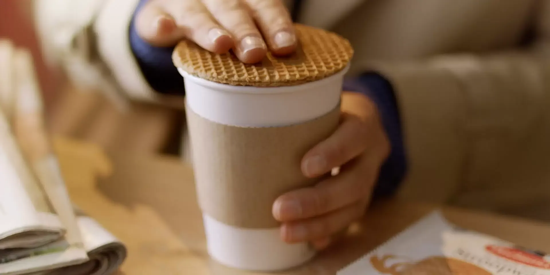 Afbeelding van stroopwafel op koffie