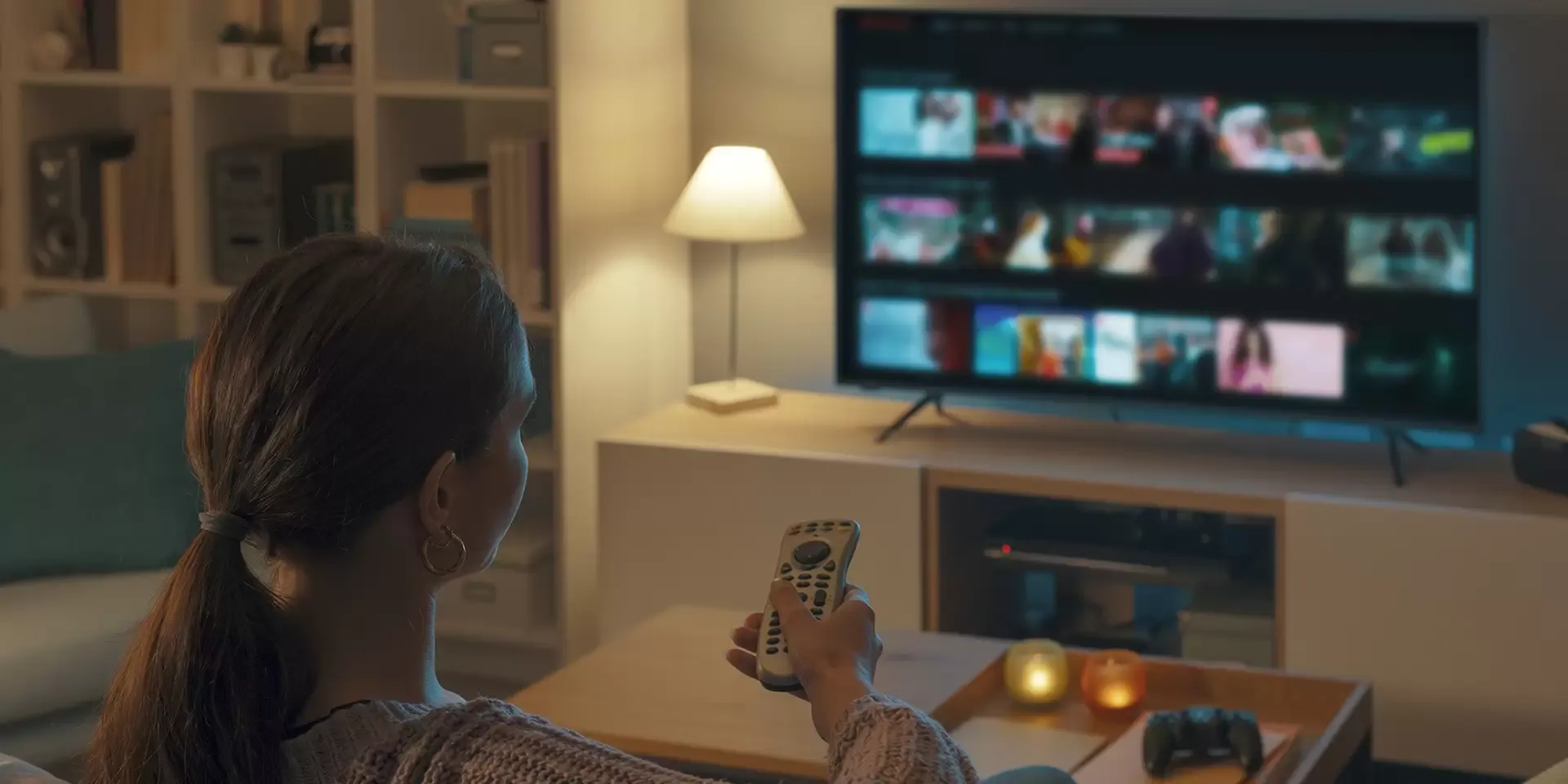 Afbeelding van vrouw achter de tv