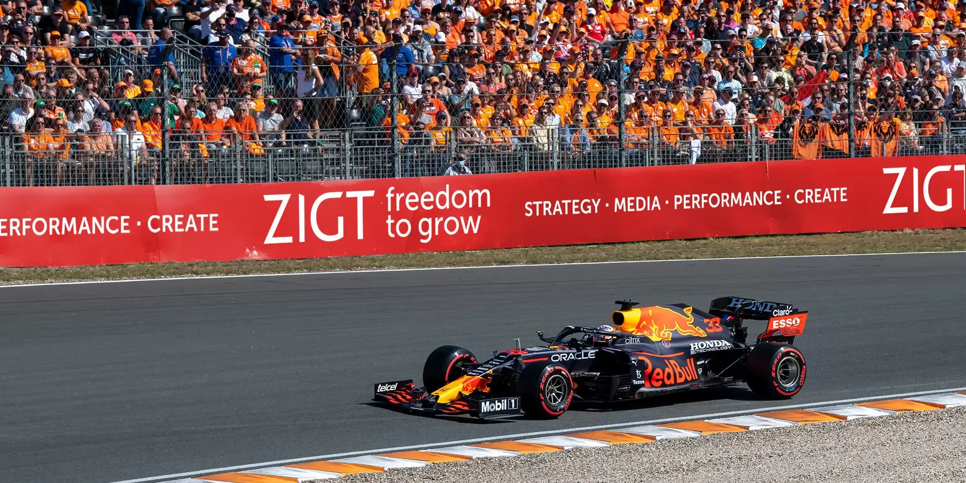 Afbeelding van Max Verstappen in een F1 auto