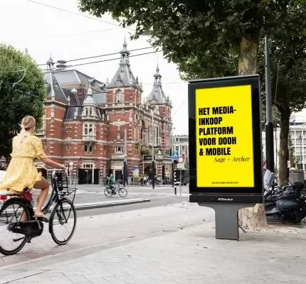 Vrouw fietst langs bord met reclame