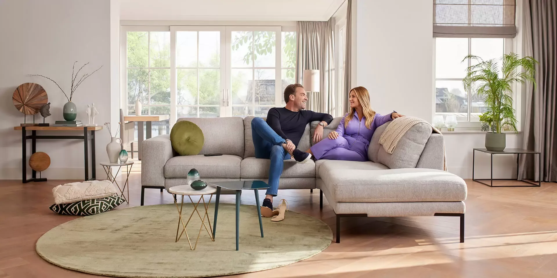 Twee mensen op een bank van Prominent