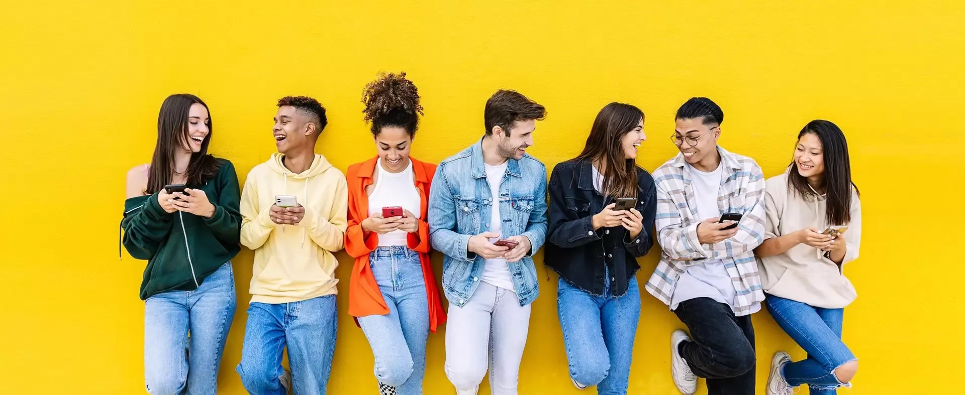 Aantal jongeren naast elkaar op hun telefoon