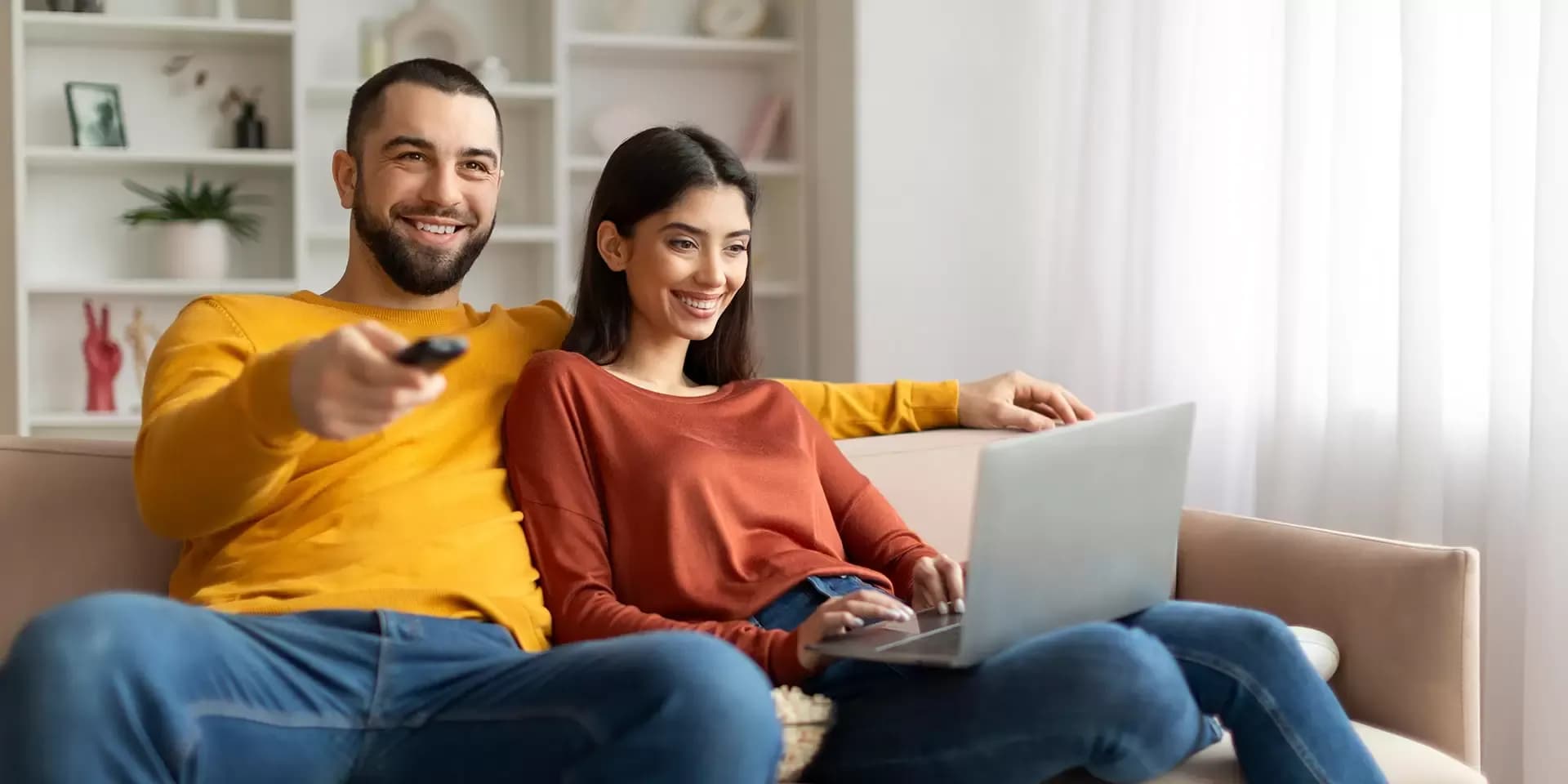 Afbeelding van twee mensen die tv kijken