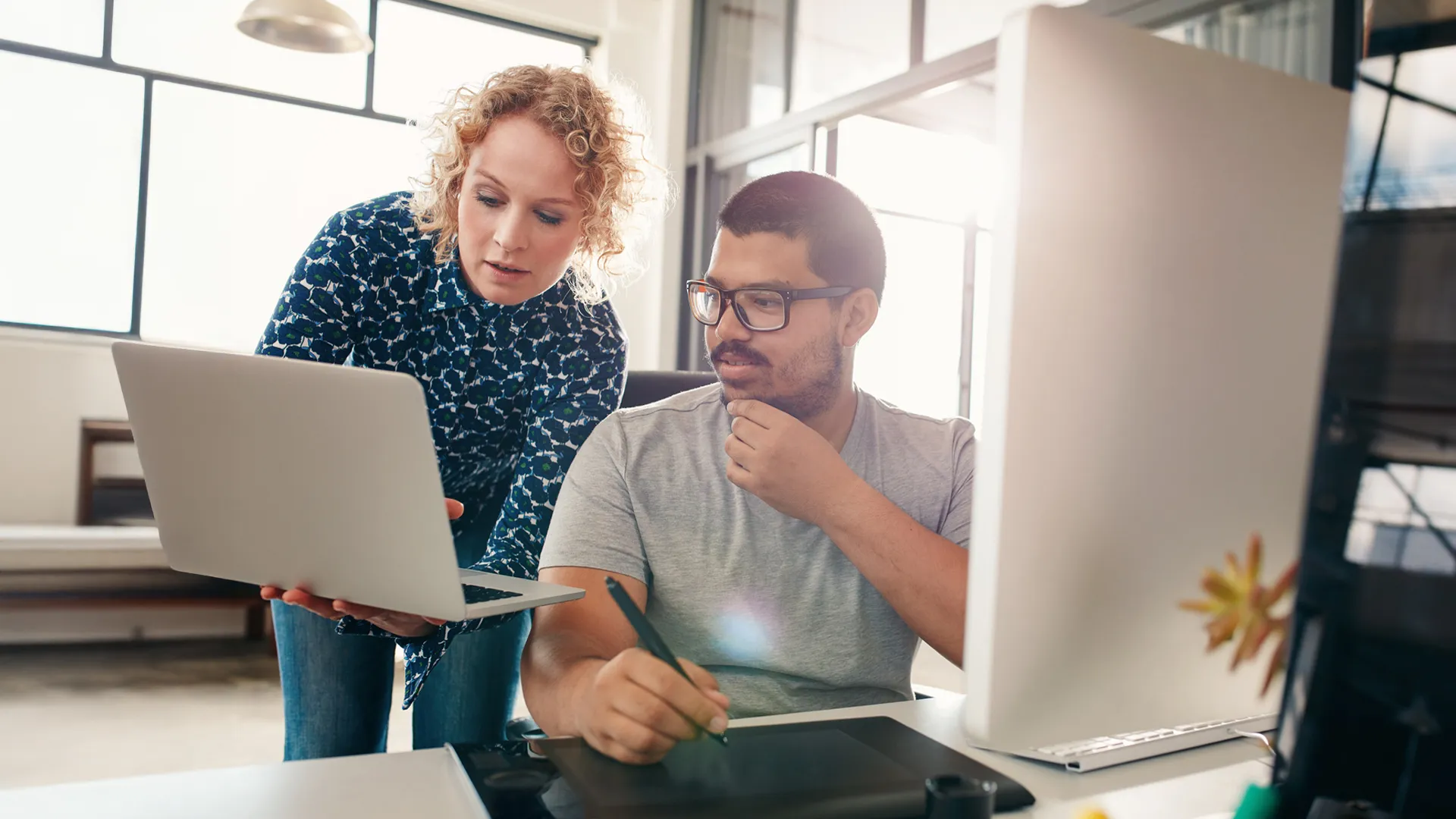 Mensen kijkend naar laptop