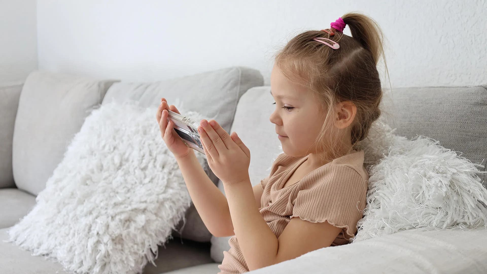 Een kindje achter een telefoonscherm